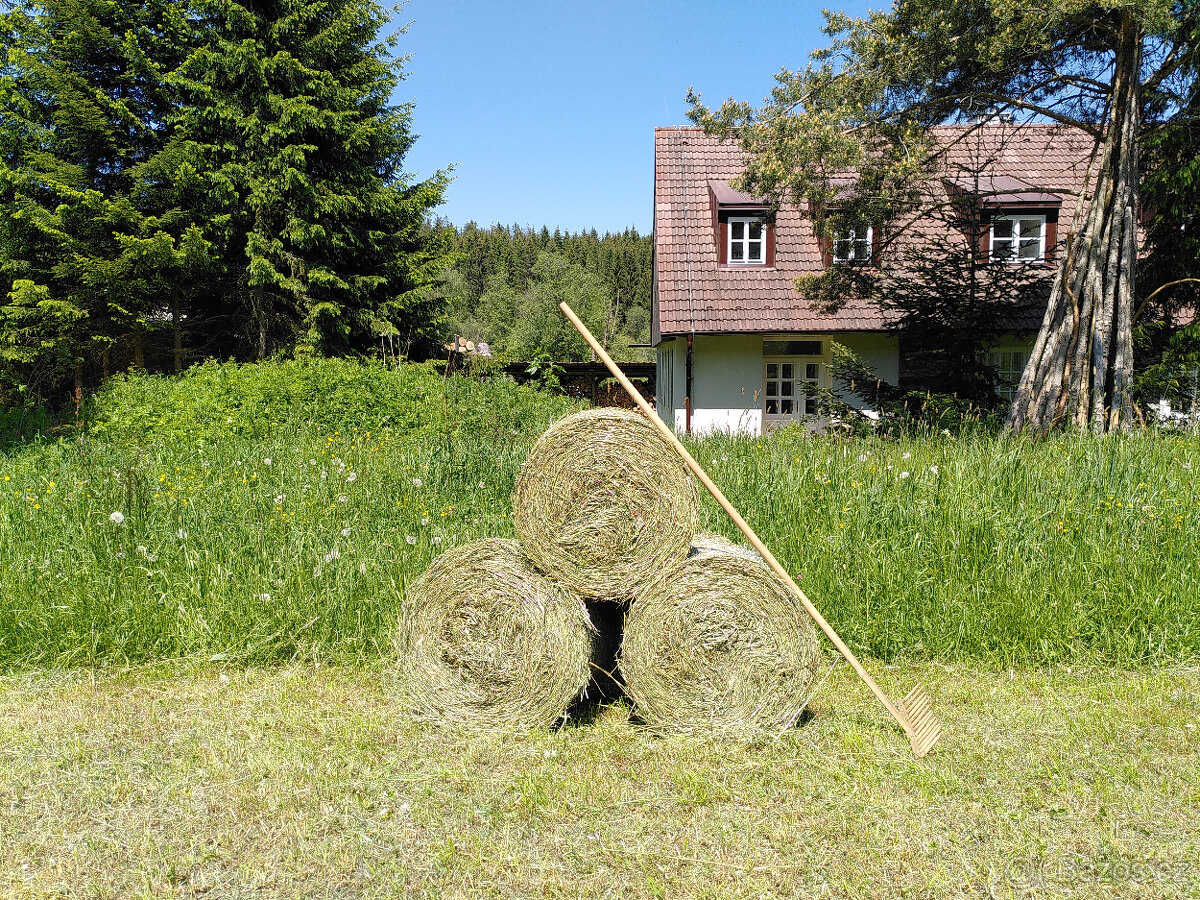 Male balíky letošního sena a otav