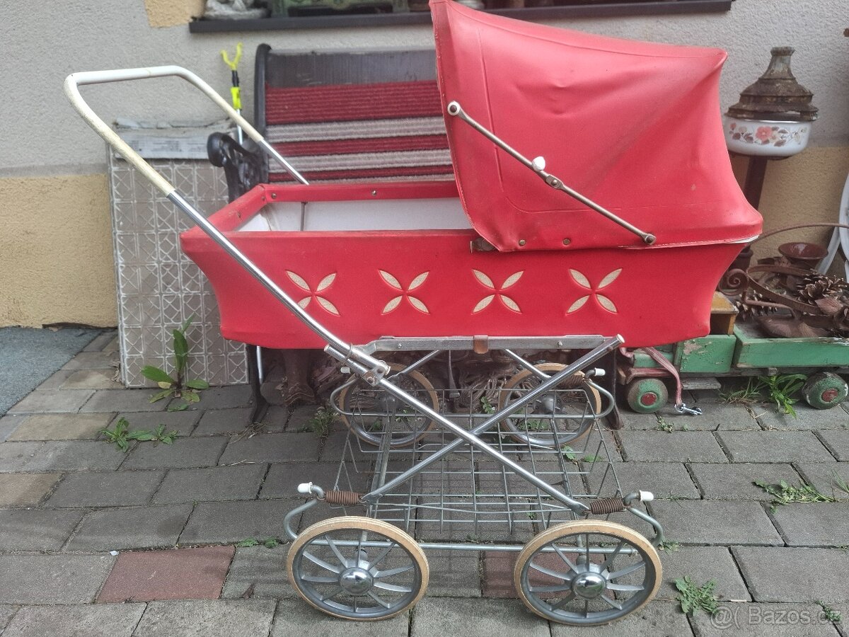 Retro kočárek na panenky