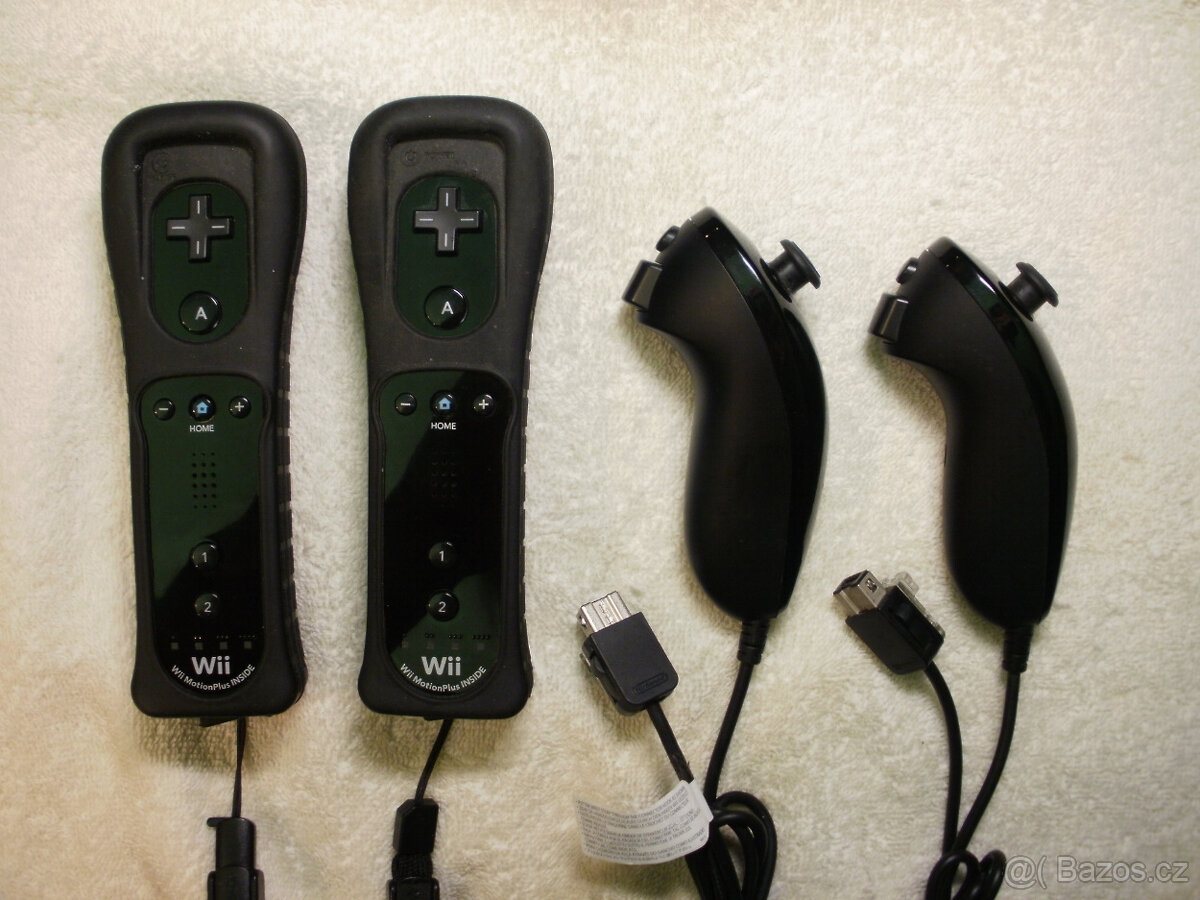 Nintendo Wii - 2 x Wii Remote Motion Plus + 2 x Nunchuk