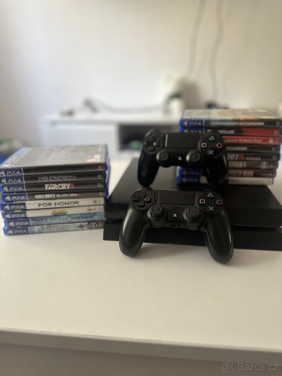 Playstation 4 + 2 ovladače