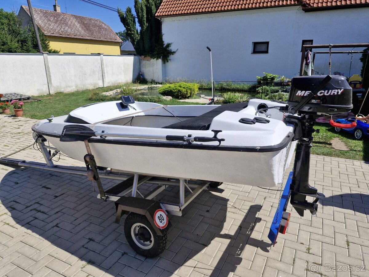 Otevřená loď i na rybaření - motor, sonar i zvlášť prodat