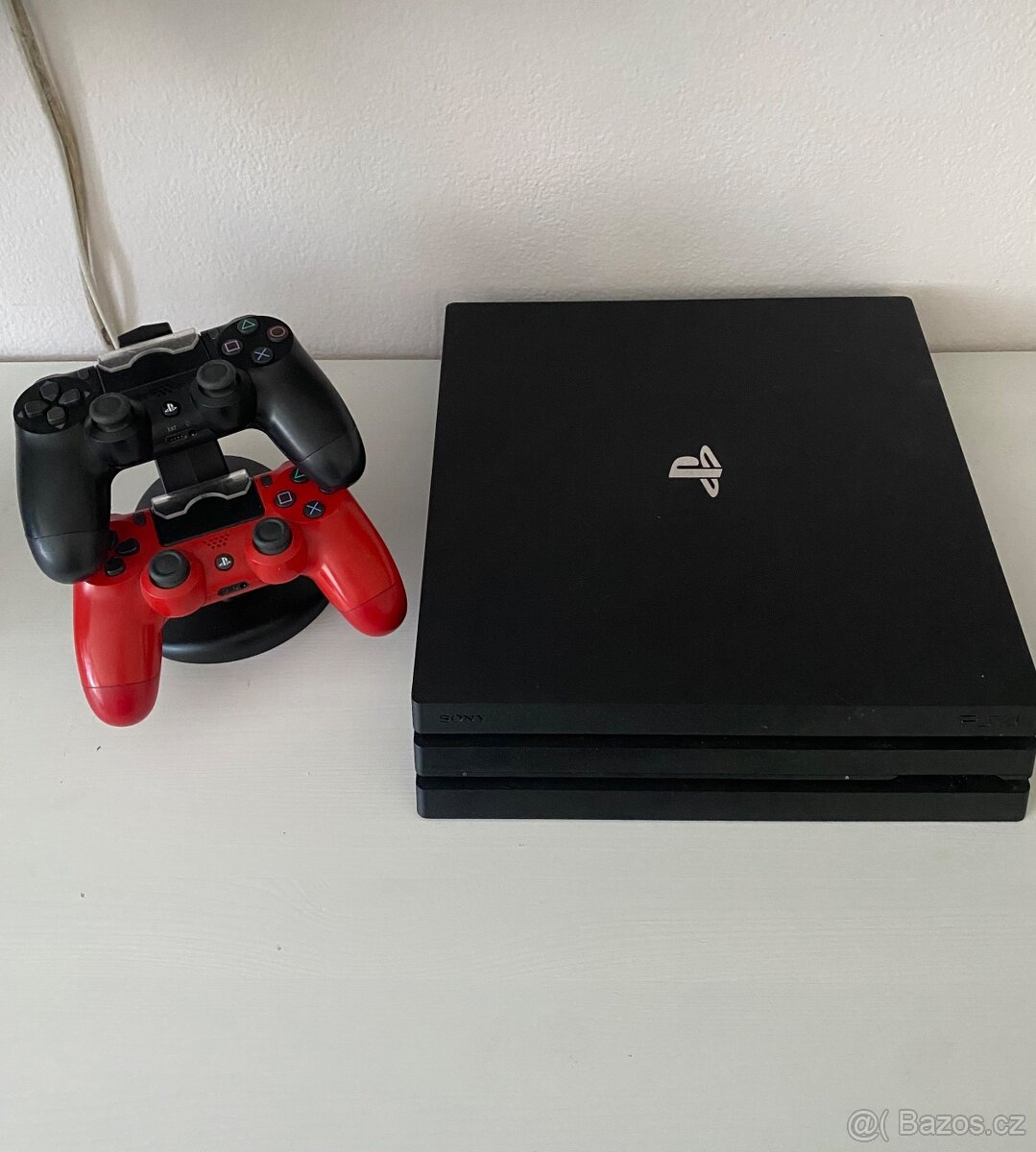 PS4 Pro 1TB + 2 ovladače