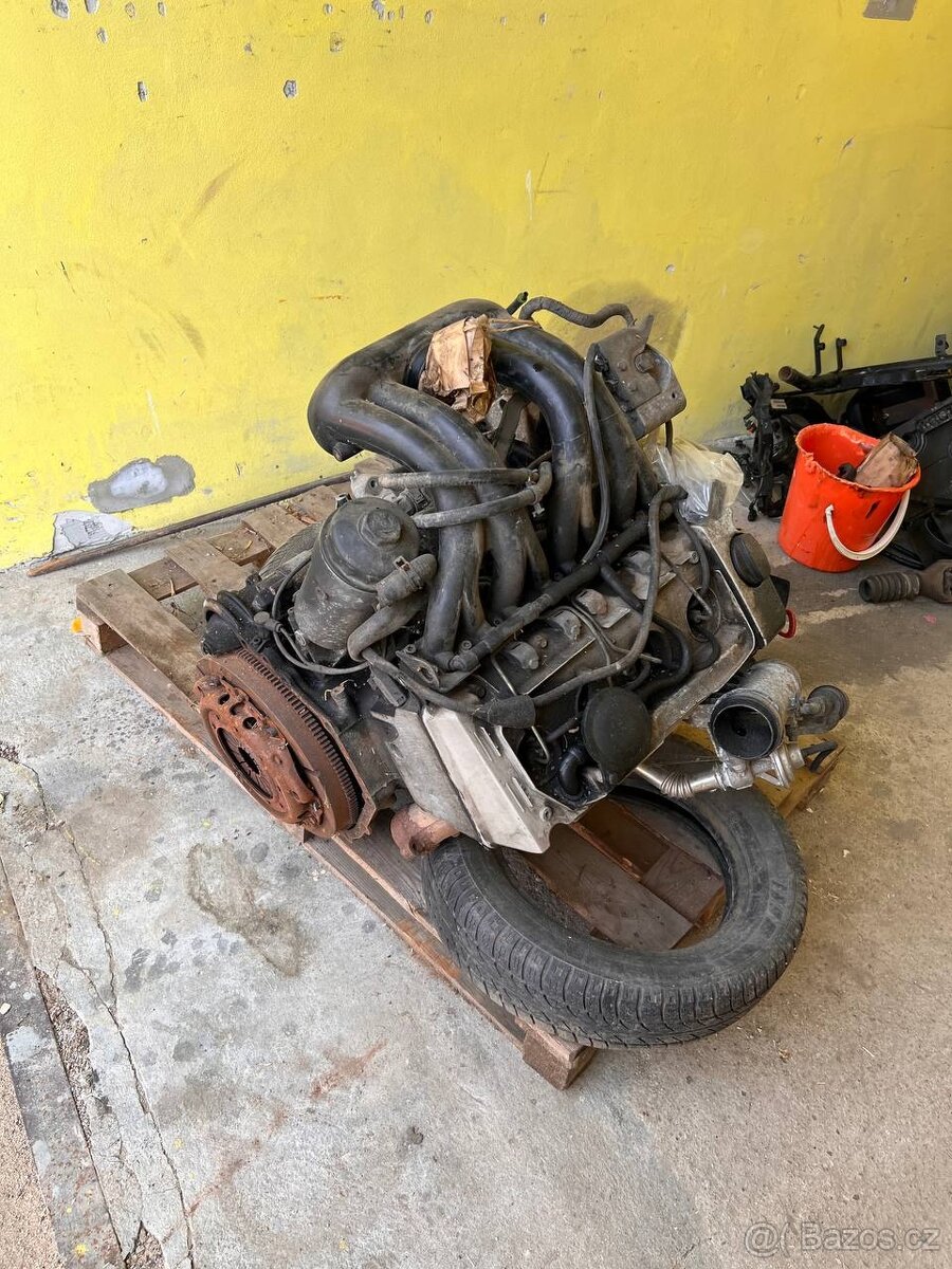 Motor Mercedes 2.2 l 90kW bez turba 1996