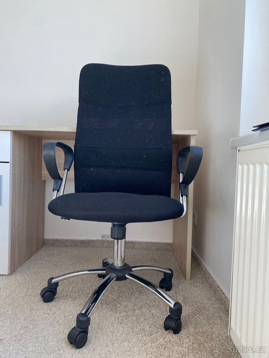Černá kancelářská židle - super stav