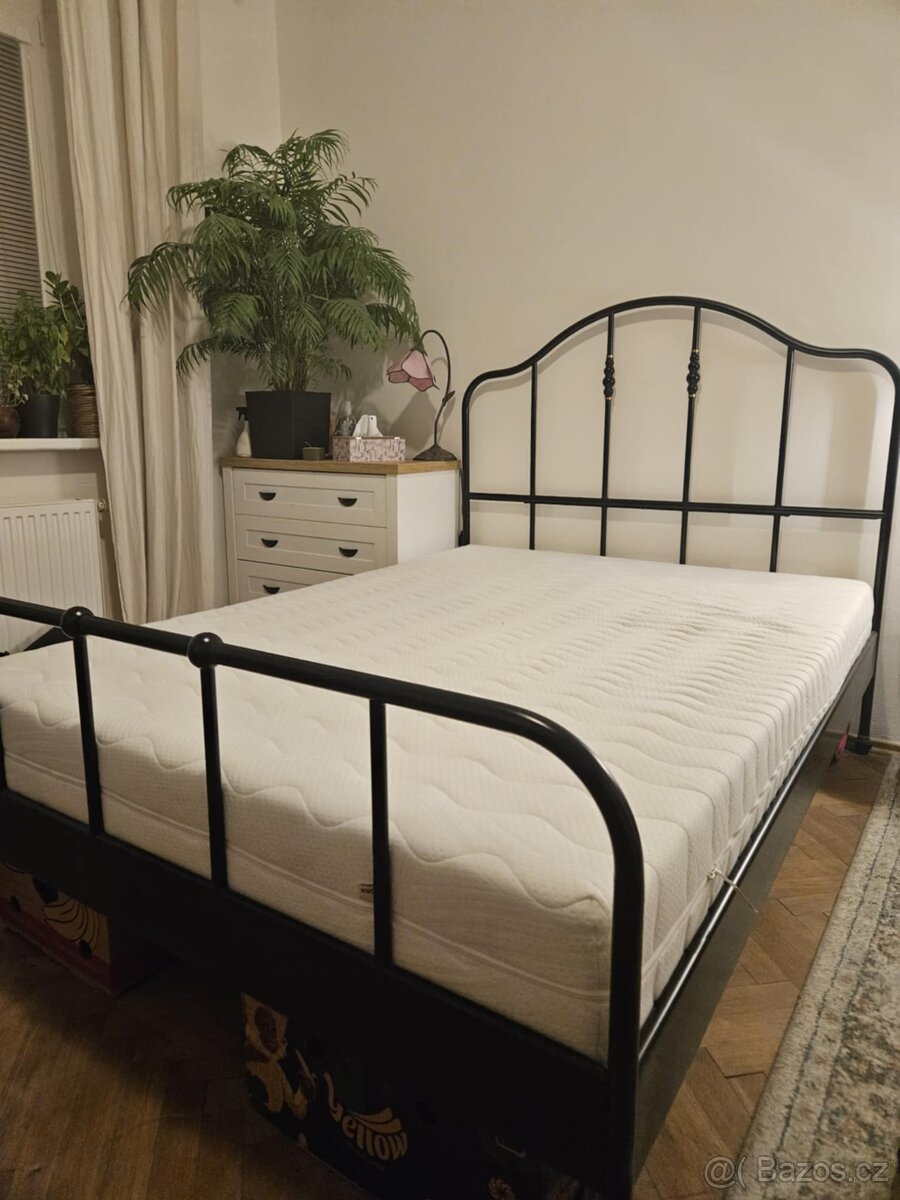 Černá kovová postel 140x200 IKEA + matrace a rošty