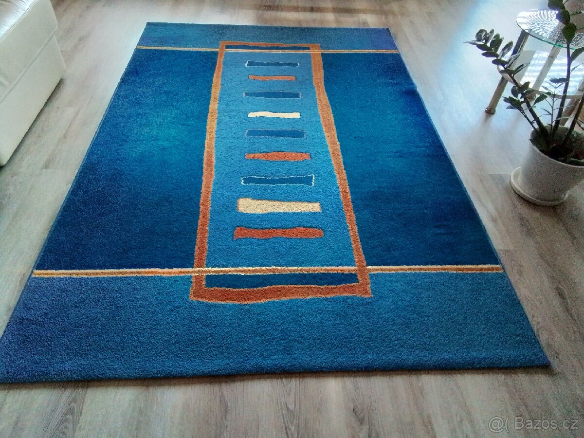 Kusový moderní koberec