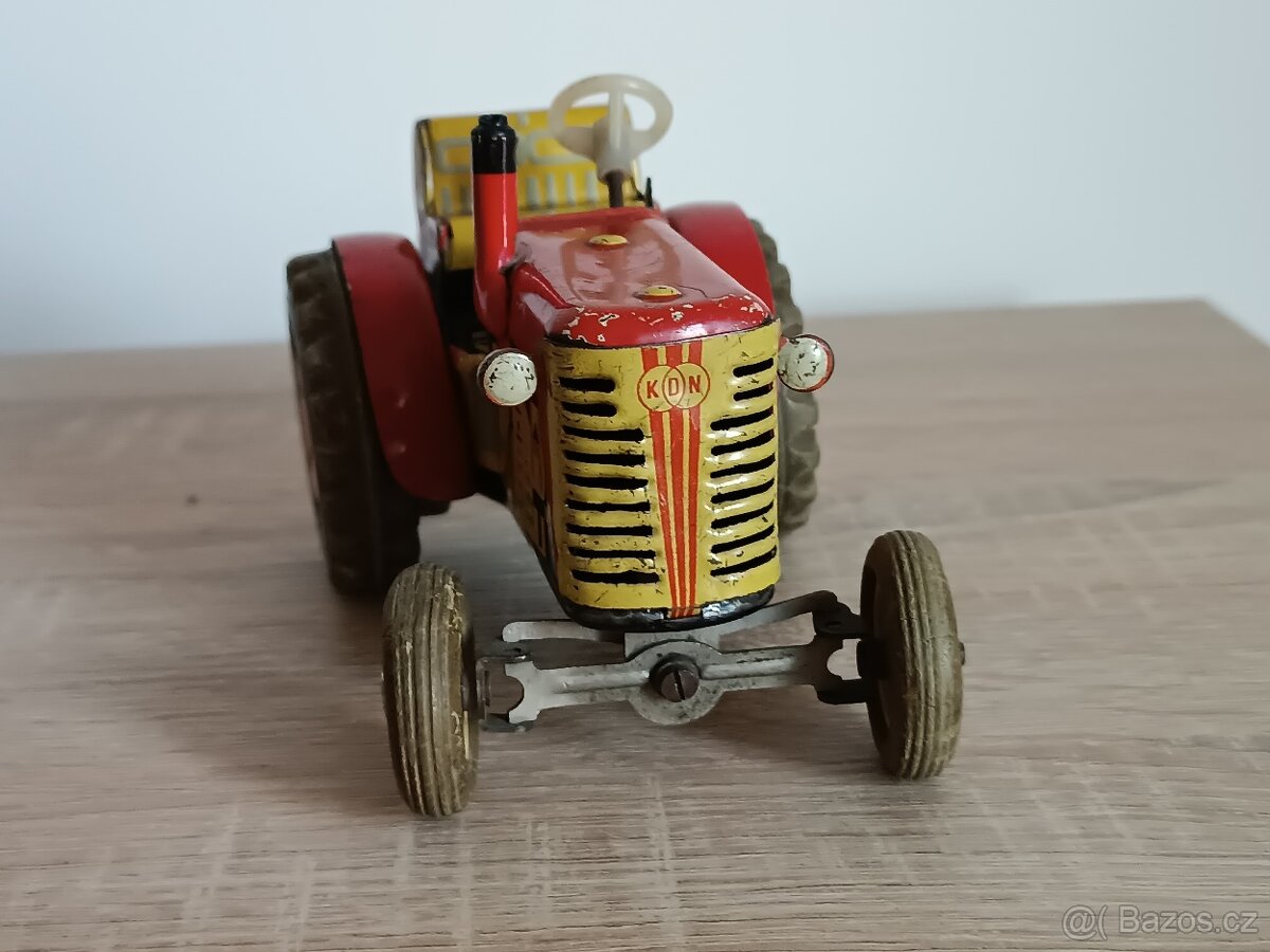 Starý plechový traktor na klíček - KDN