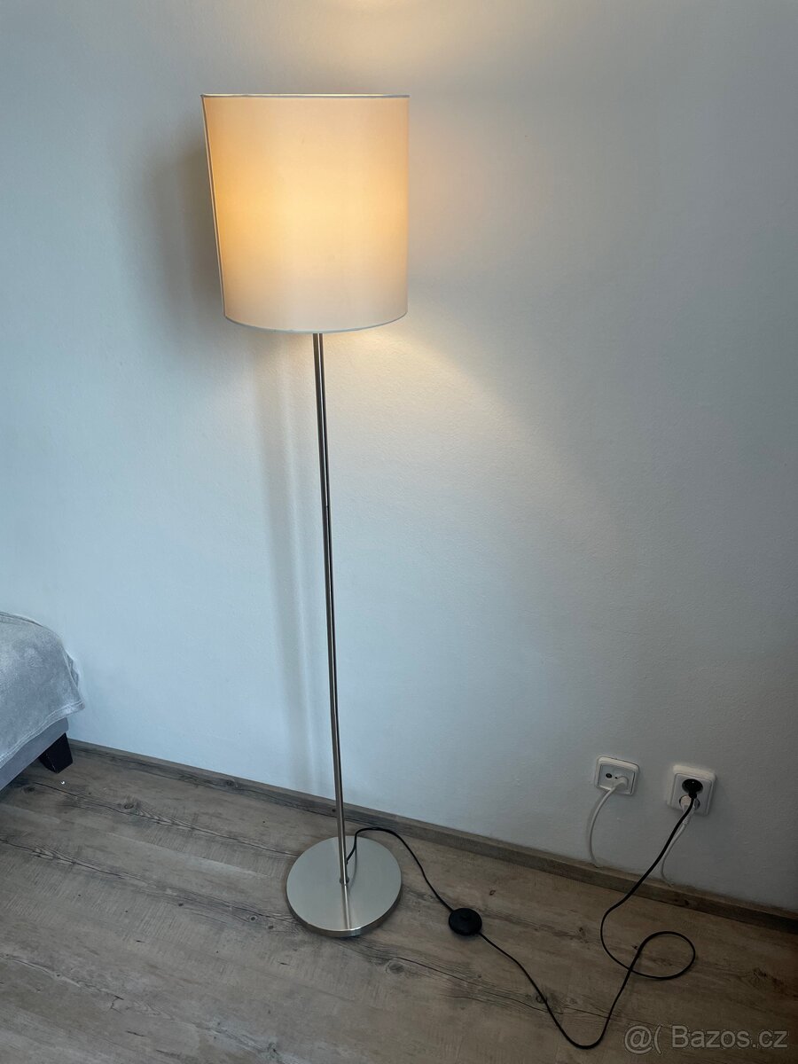 Stojací lampa