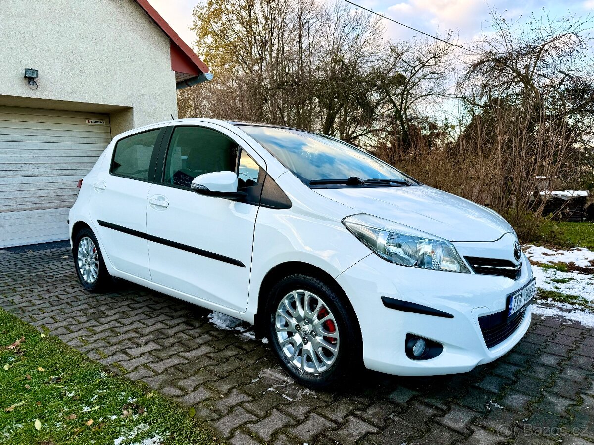 Toyota Yaris 1.3 VVT-i 73kW, ČR 7/2012, Navi, Kamera.