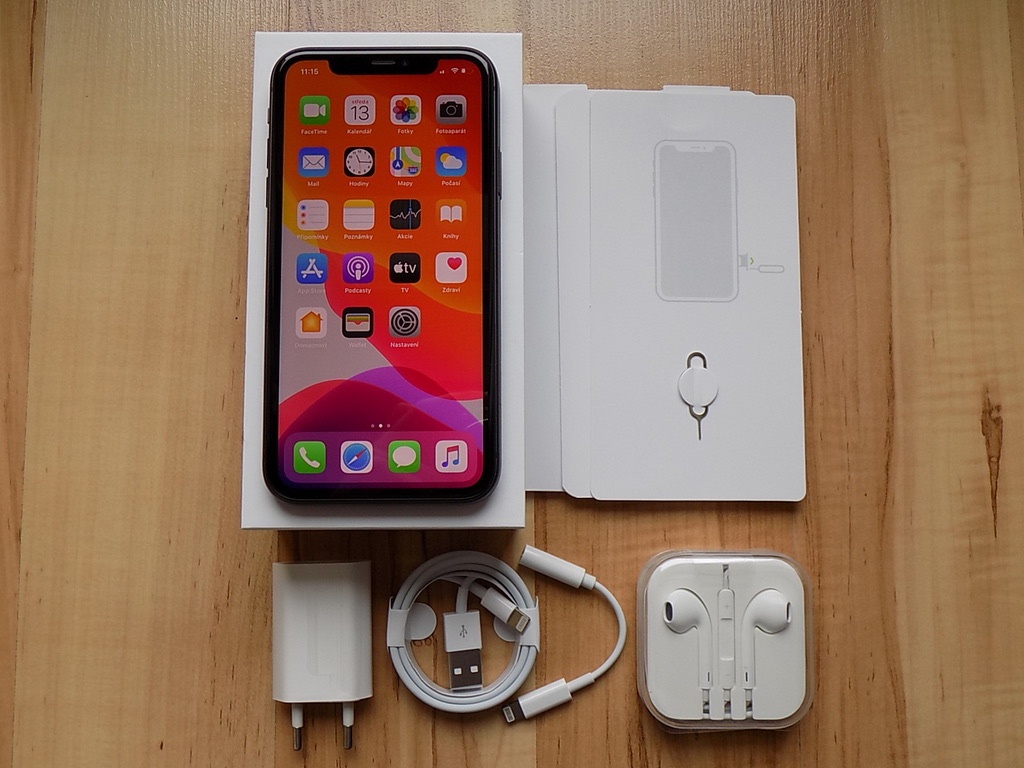 APPLE iPhone 11 64GB Black - ZÁRUKA - PĚKNÝ STAV-100%BAT.