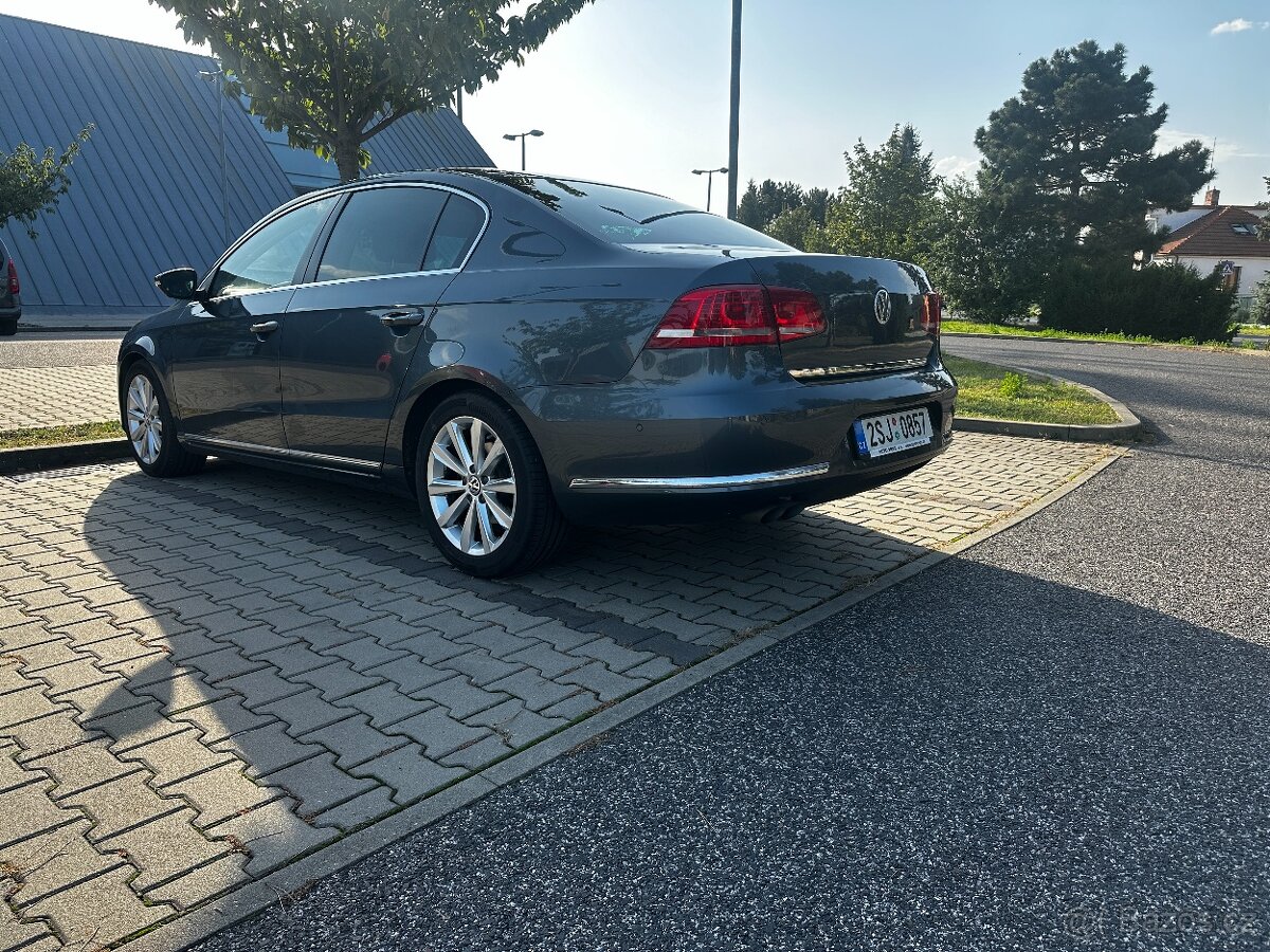 Passat B7 sedan 2.0 TDI; odvětrávaná sedadla, DCC, Dynaudio