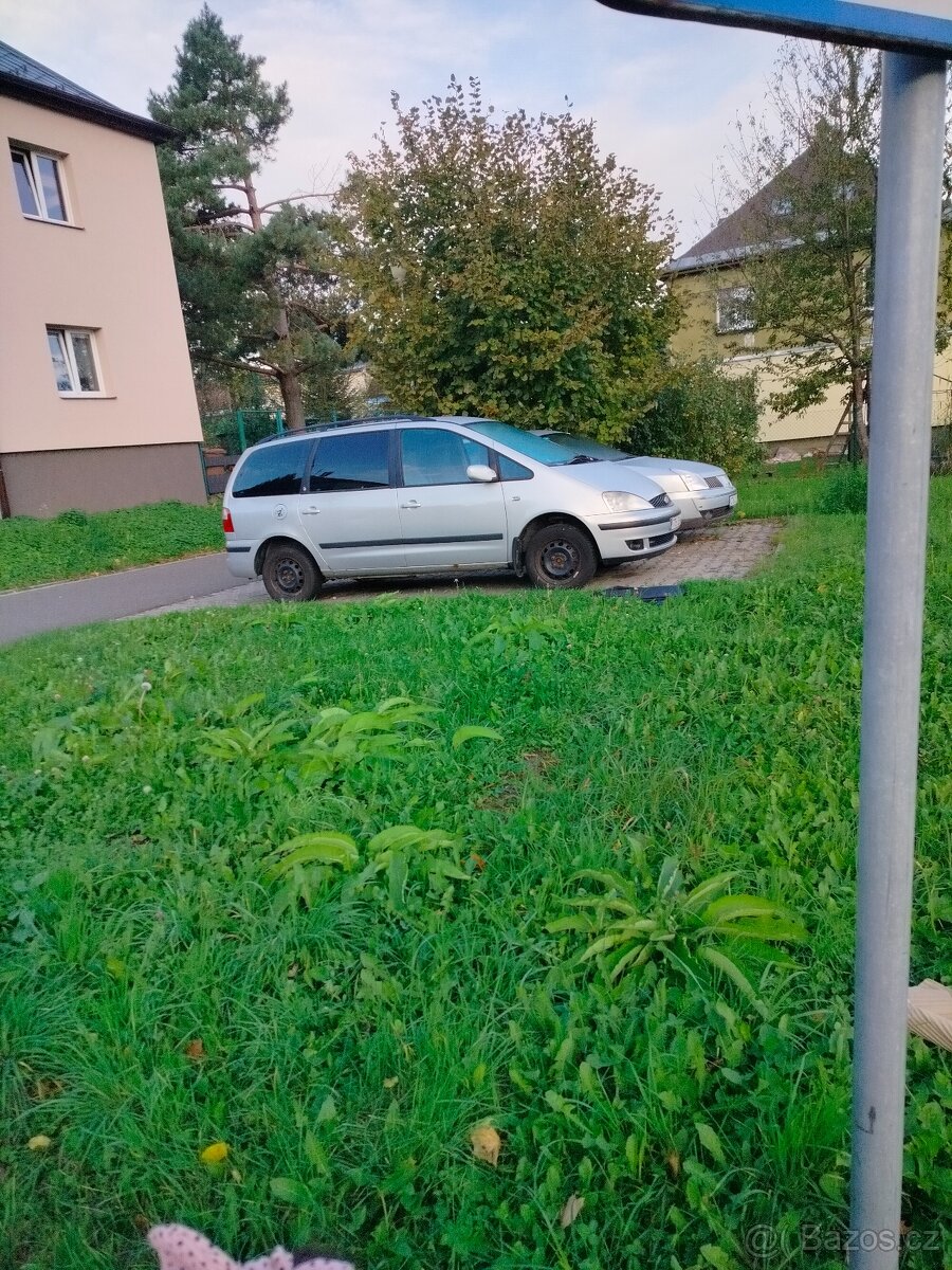 Půjčovna automobilů  a sklopným privesu