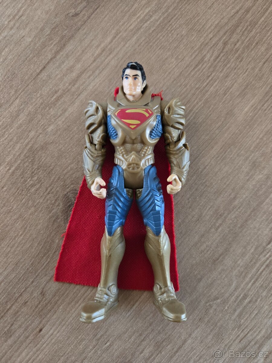 Prodám figurky Supermanů výška 11cm.