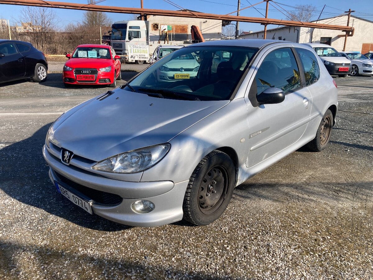 PEUGEOT 206 1.4i 65KW KLIMA NOVÉ BRZDY, LOŽISKA, SVÍČKY