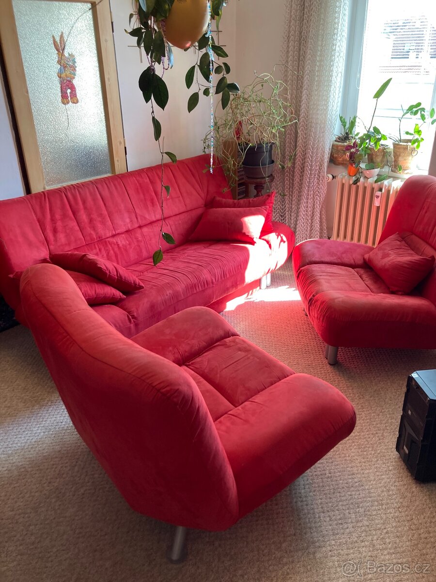 Červený retro gauč a křesla