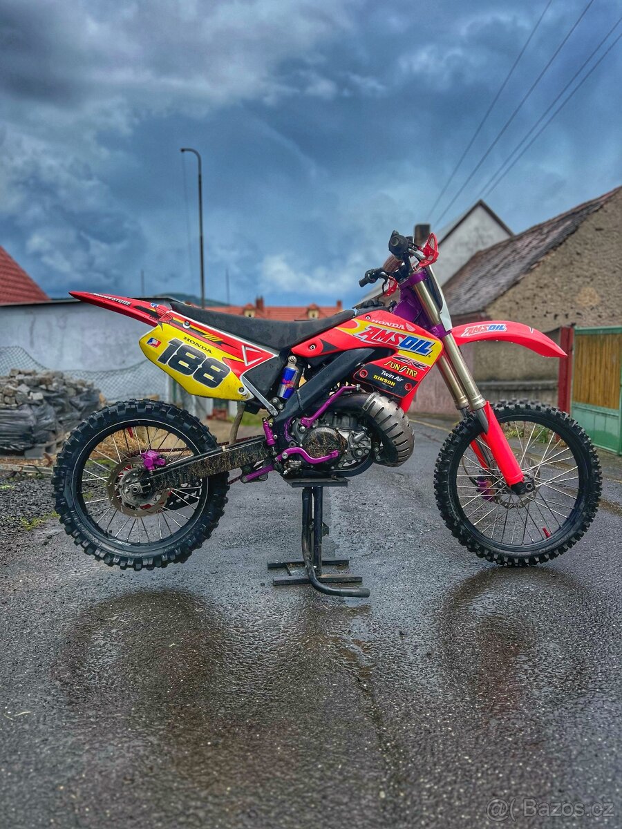 Prodam honda cr 250 r 2001 . Yamaha r6 2001 .suzuki 250 rm 1