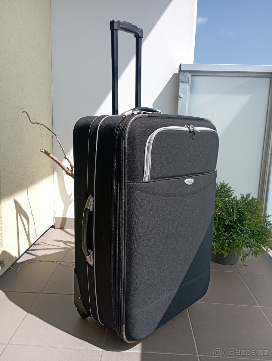 Velký cestovní kufr na kolečkách