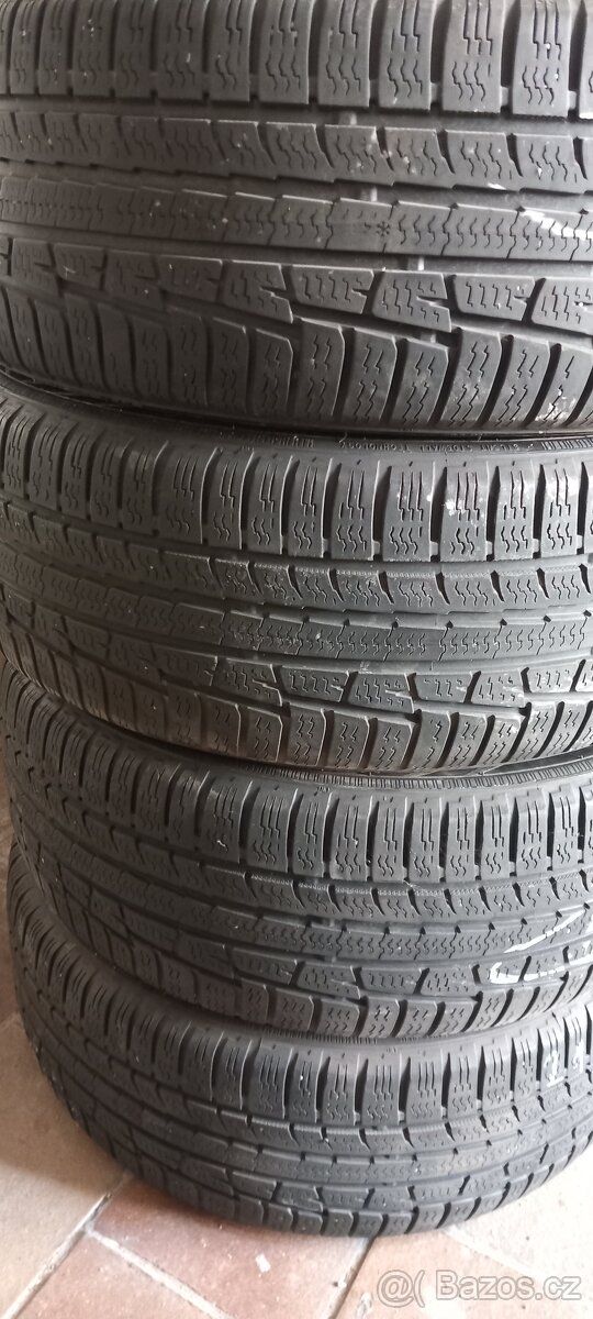 Sada Nokian 215/55 R17 zimni pneu