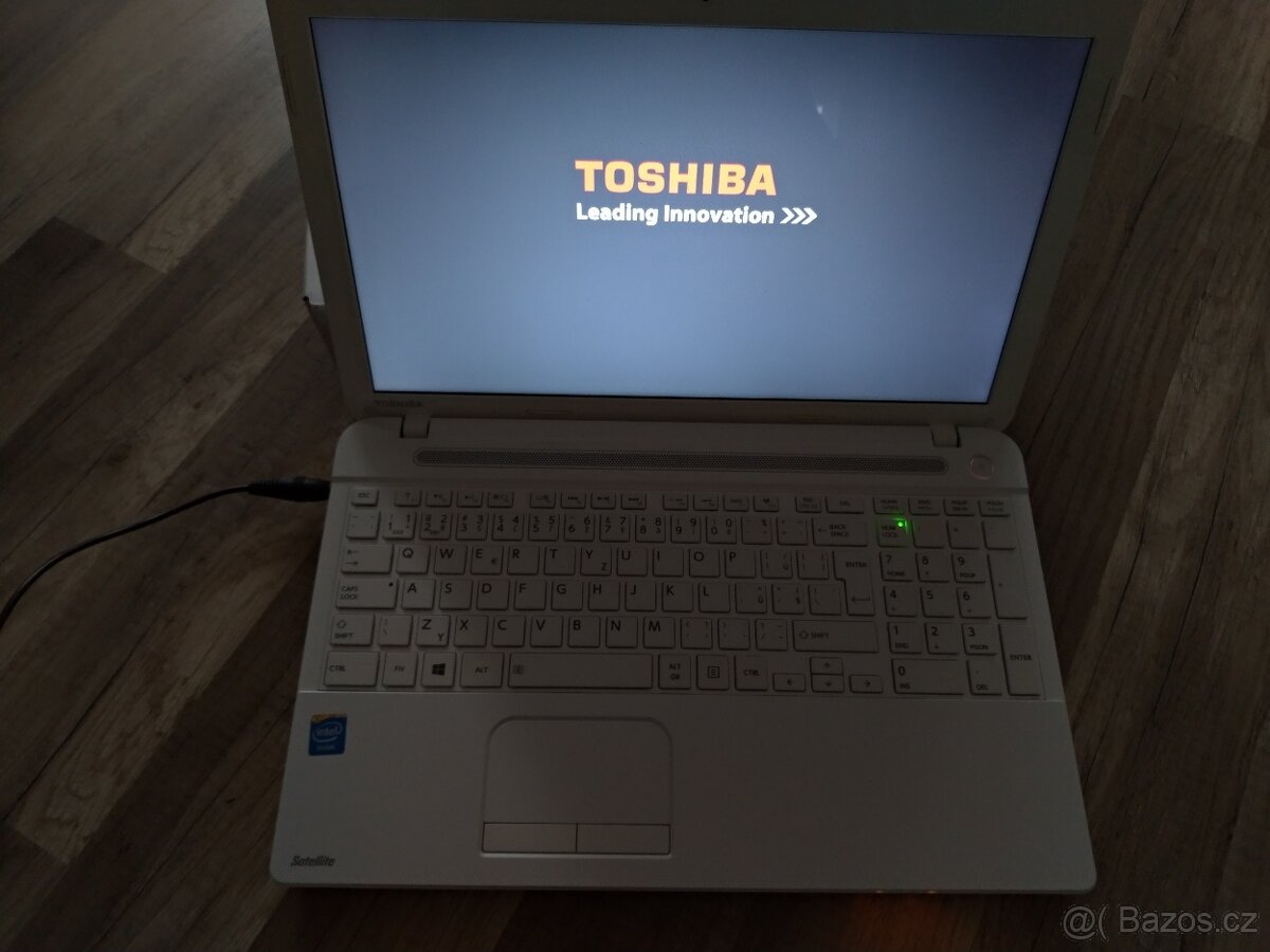 Bílý notebook Toshiba s Win