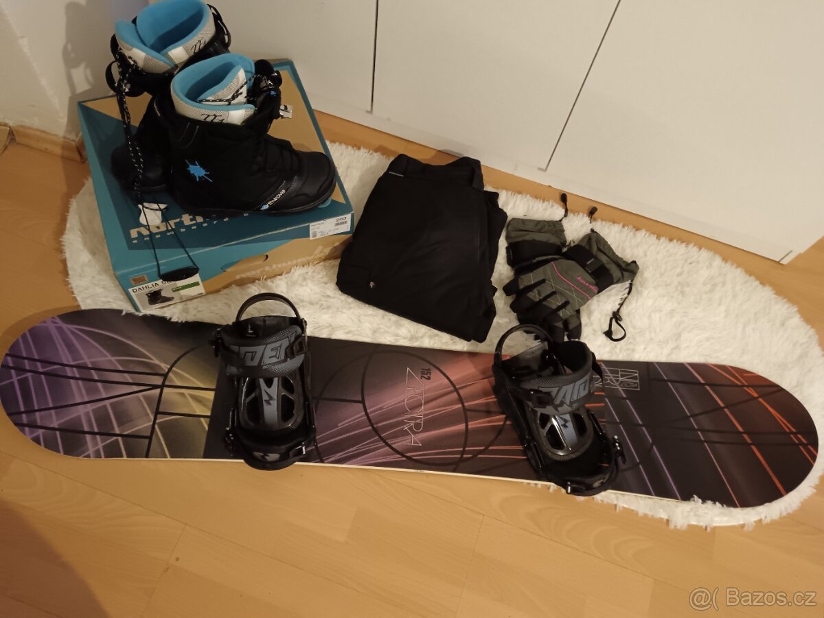 Snowboard s příslušenstvím