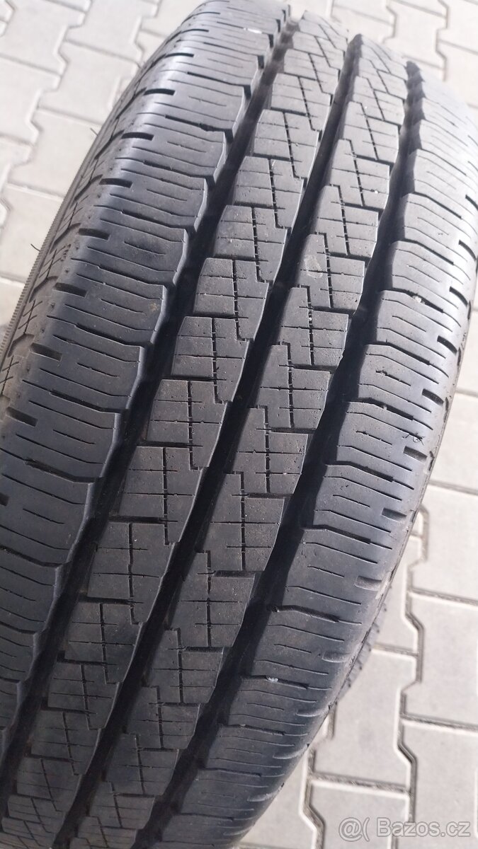 Prodám 2 x pneu Pirelli 225/70/15 C