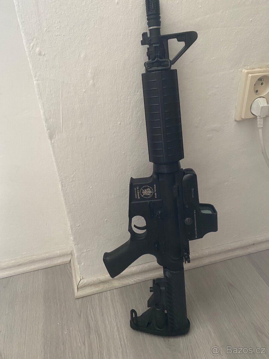 Predám elektrickú airsoftovú zbraň M4 s blowbackom