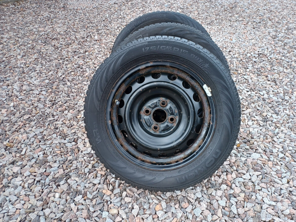 Toyota Yaris zimní sada Nokian 175/65 R 15