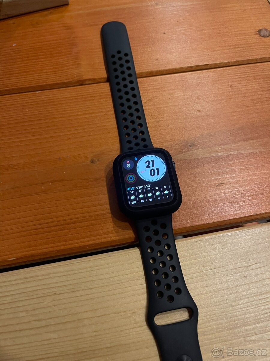 Apple Watch SE 44mm NIKE - ťuklé, plně funkční