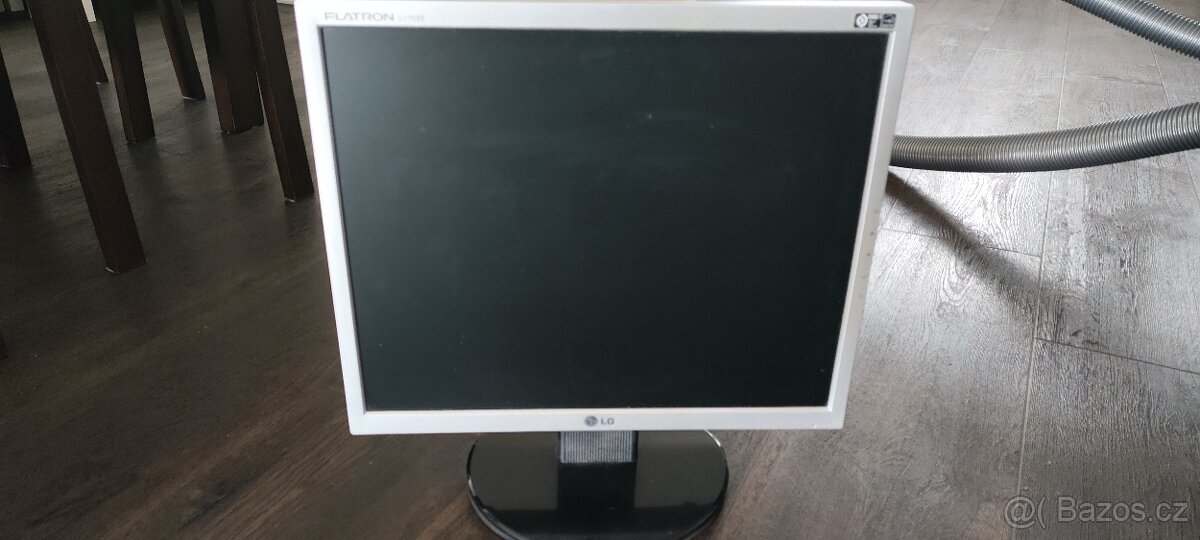 17 palc monitor LG HD