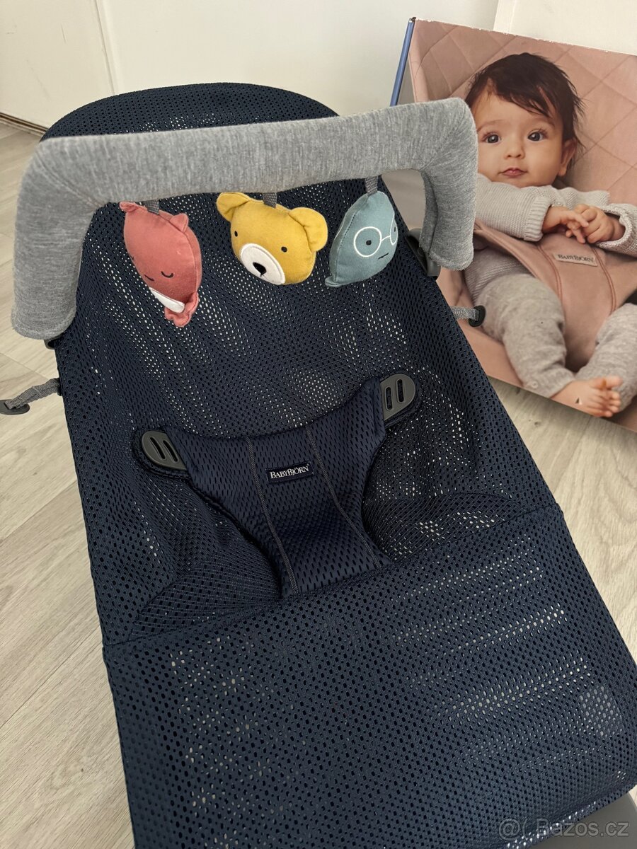 Babybjorn lehátko houpátko blue mesh s hračkou