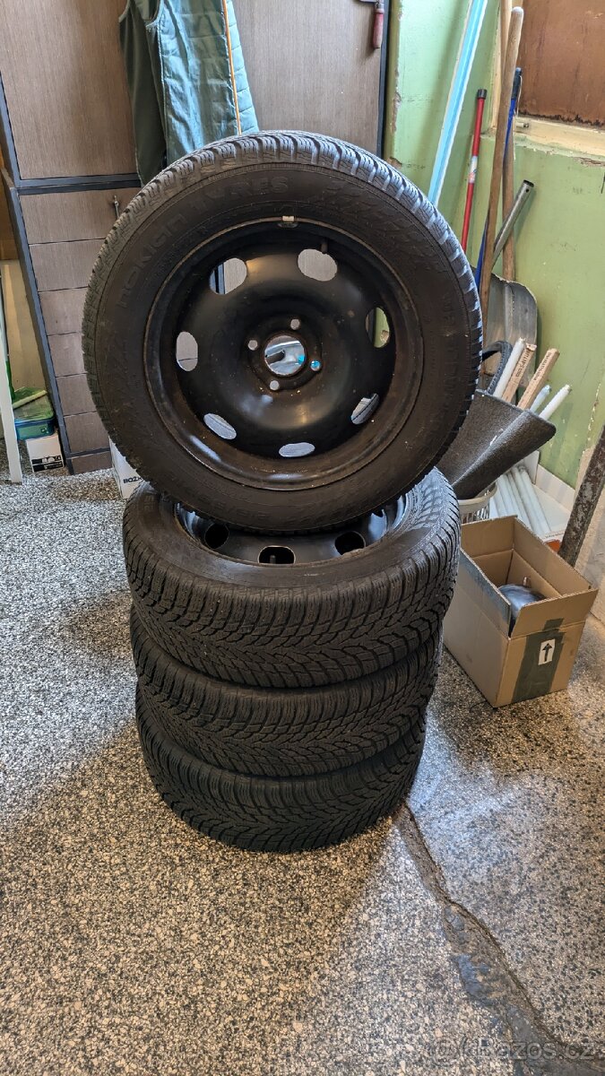 Zimní pneu Nokian 215/55 r16 na discích vzorek 6,5mm