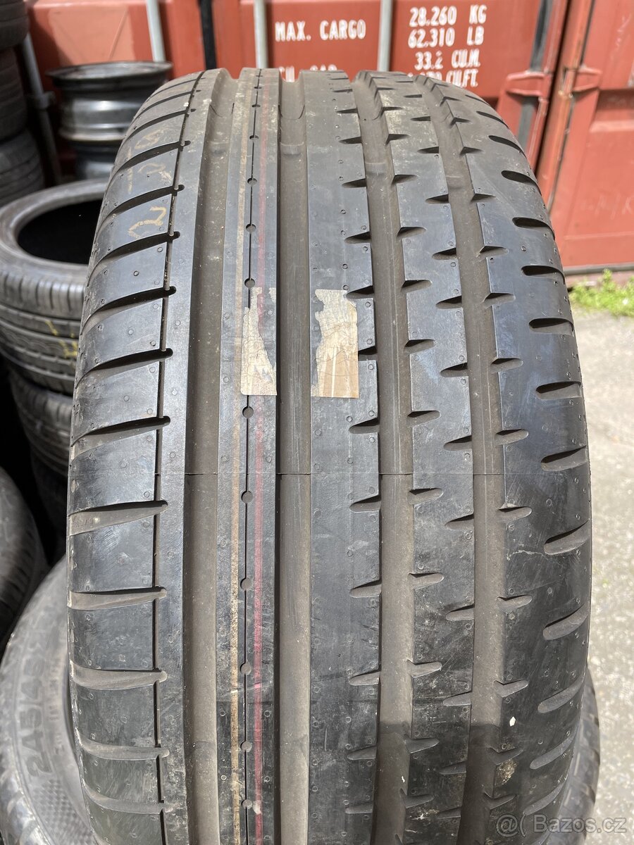 Pneu 245/45R18 96Y
