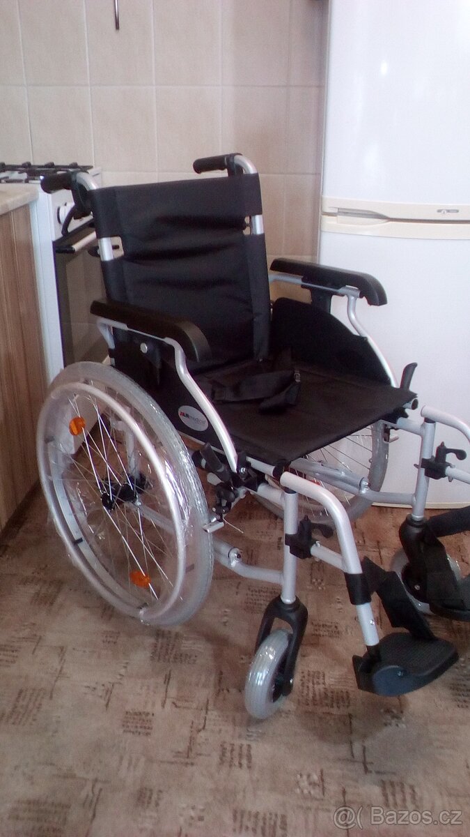 INVALIDNÍ VOZÍK-46CM-ODLEHČEN-BRZDY PRO DOPROVOD -