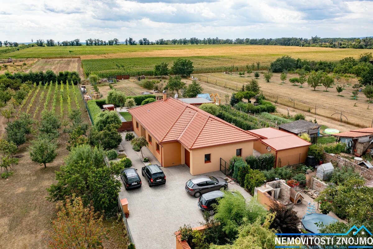 Prodej rodinného domu 5+1, pergola s grilem a udírnou, pozem