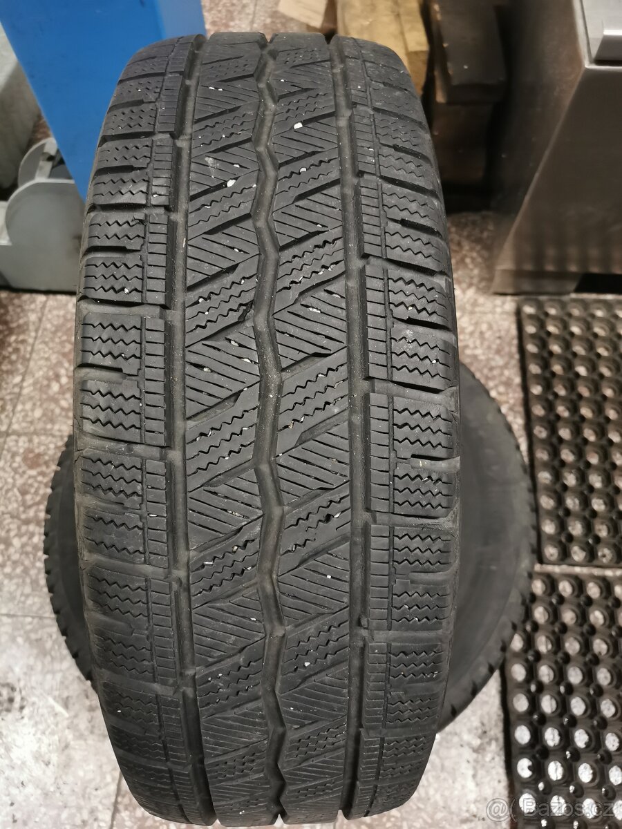 Prodam 2ks zimni 215/65/16C hankook