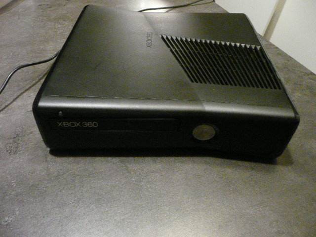 xbox360 (slim 250GB) + kinect + 10 her