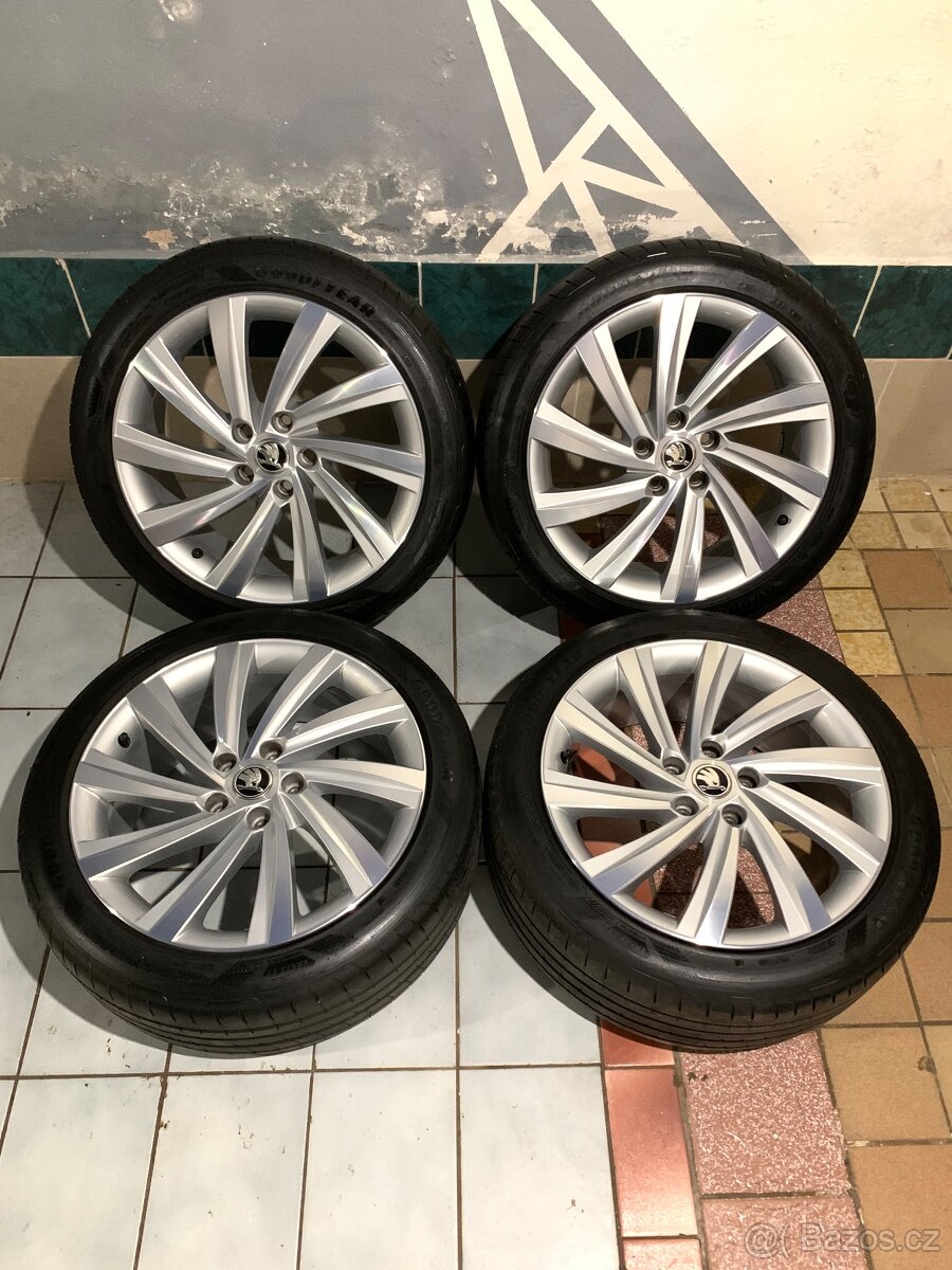 Alu kola Škoda R18 5X112 LETNÍ PNEU 225/45 R18 TOP STAV