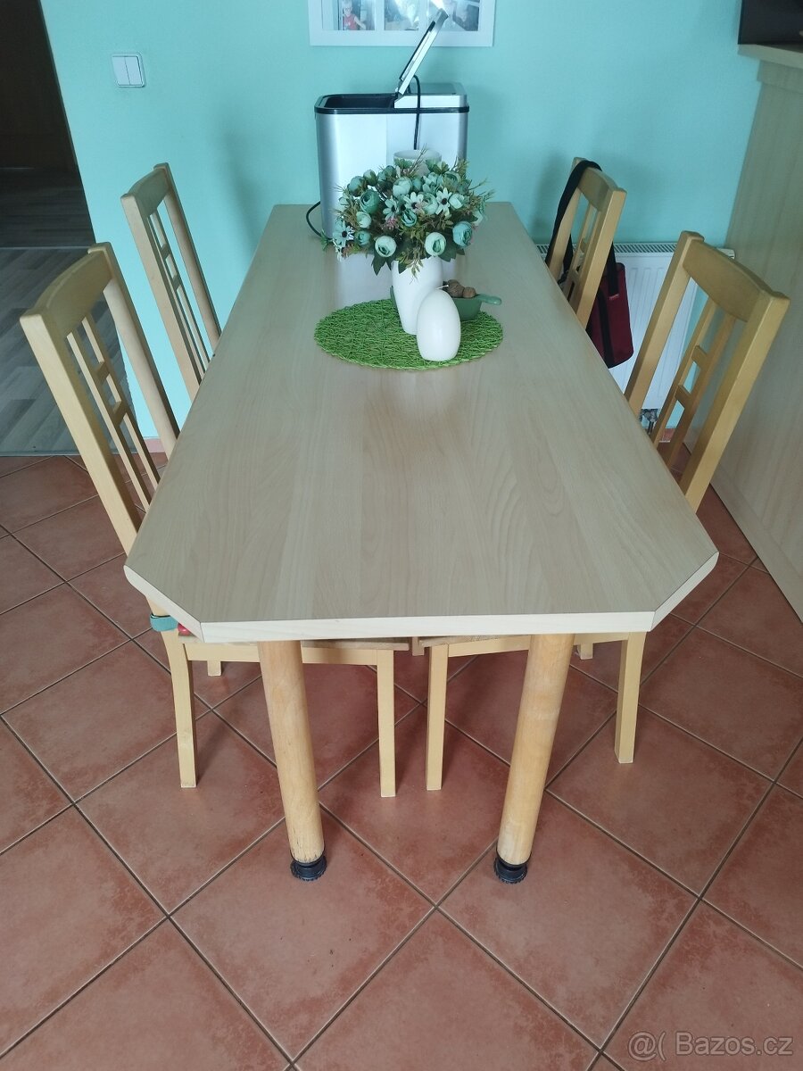Jídelní stůl a čtyři židle