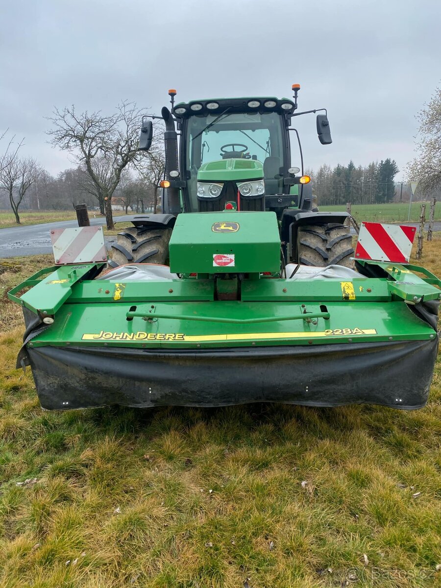 John Deere 228 - čelní disková sekačka s kondicionérem