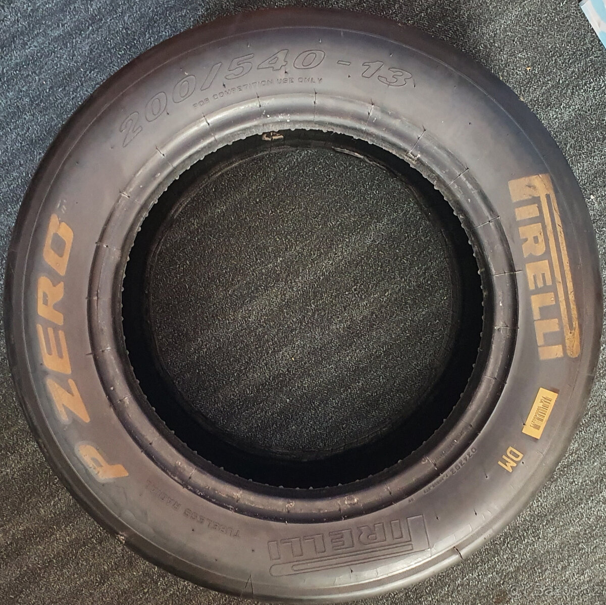 Slick Pirelli 200/540-13 - lehce probržděná