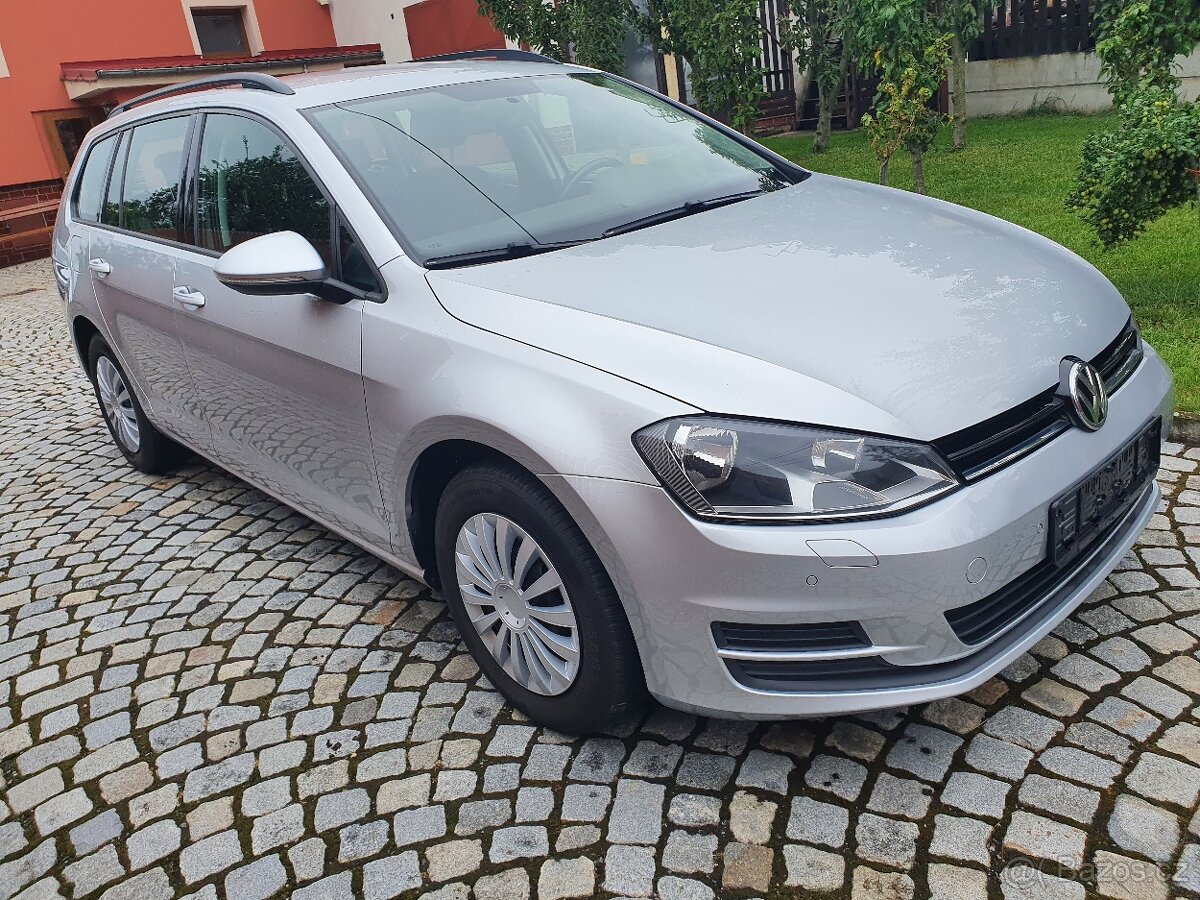 VOLKSWAGEN GOLF 1.6 TDI SERVISNÍ KNIHA, DPH, NAVI, KRÁSNÝ.