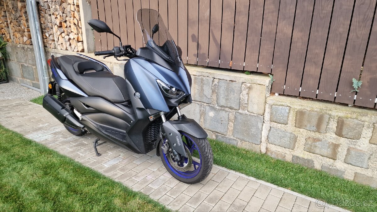 YAMAHA X-MAX 1748km 2022, garážovaný