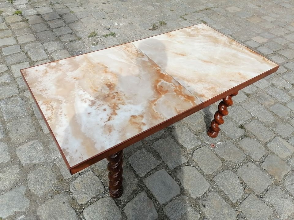 Starožitný stůl s masivní moderní mramorovou deskou