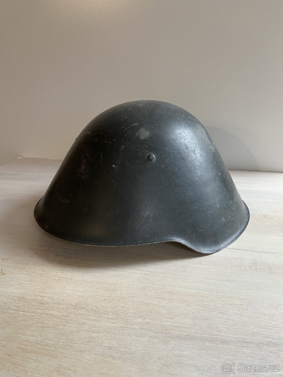 helma přílba Východní Německo