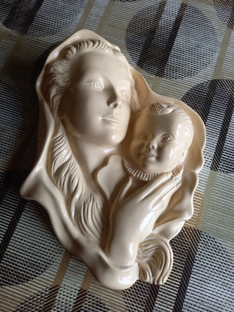 Reliéf - žena s dítětem