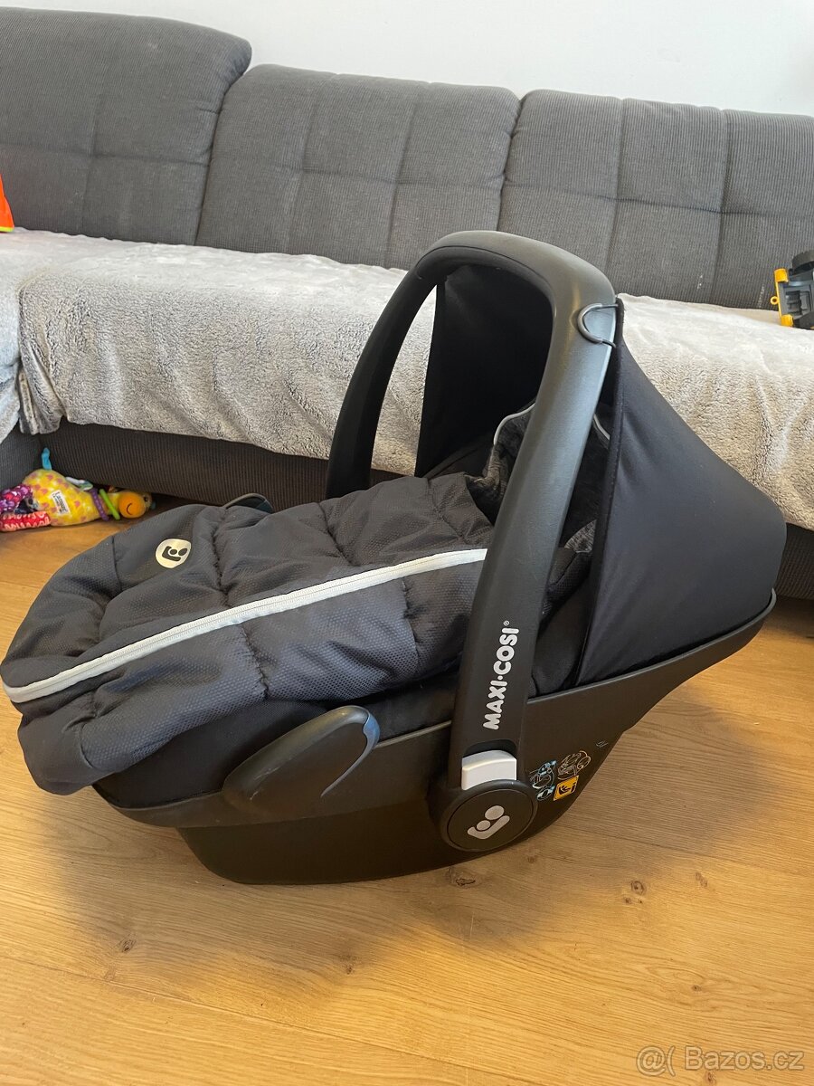 Maxi-Cosi Pebble Pro i-size a zakladna Family fix 3