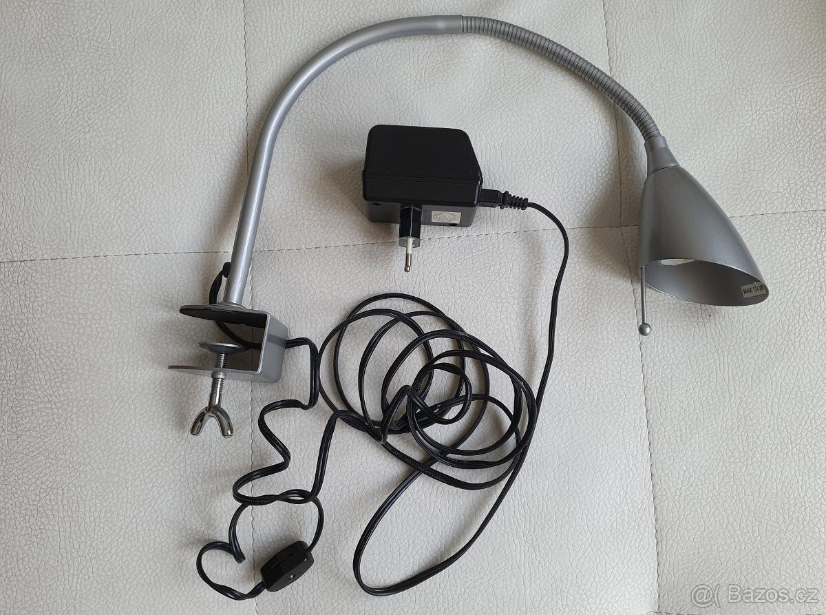 Lampička vhodná k posteli, teplá barva světla. Kabel 2m