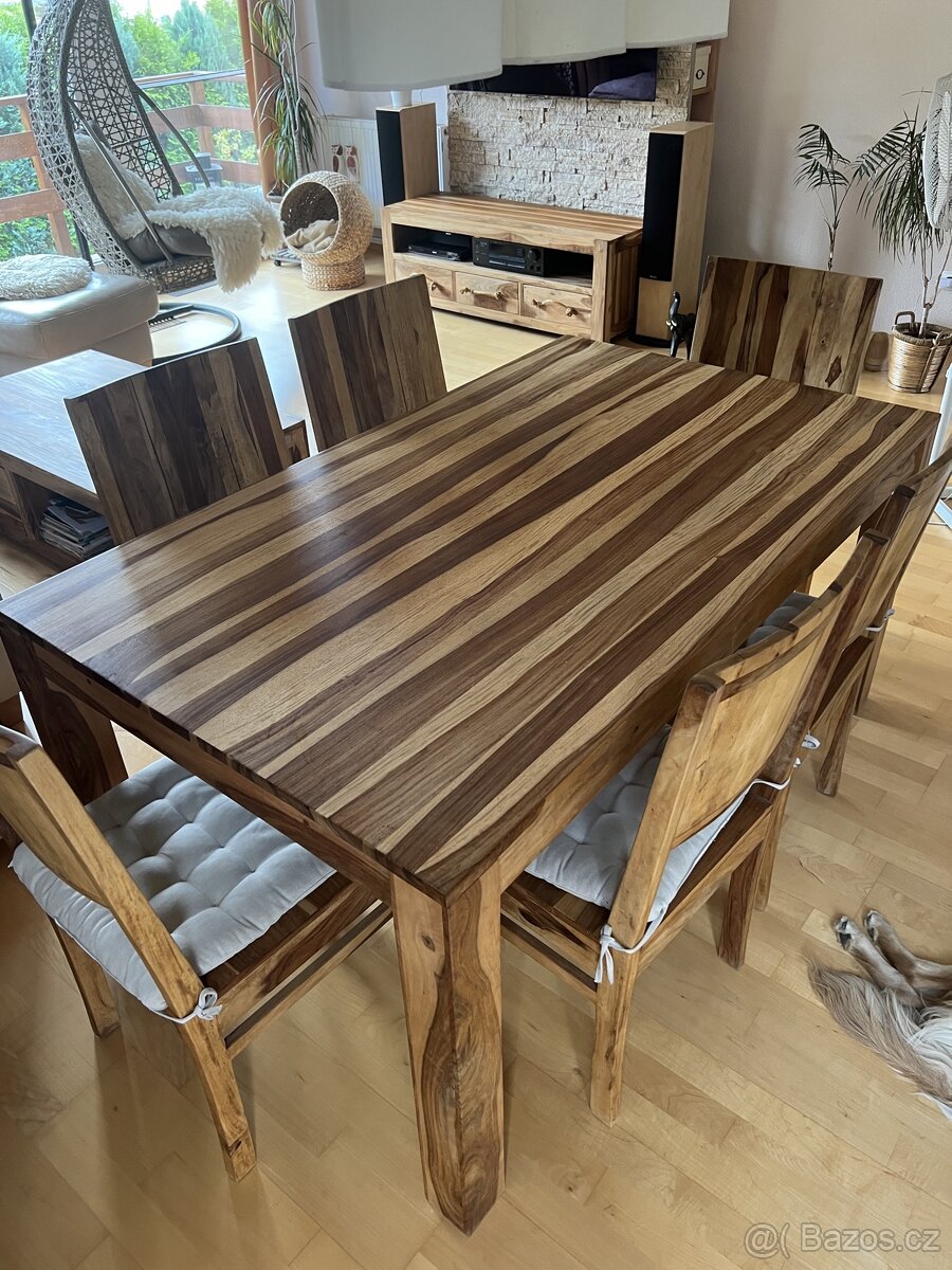 Masivní rozkládací jídelní stůl ze dřeva se 6 židlemi