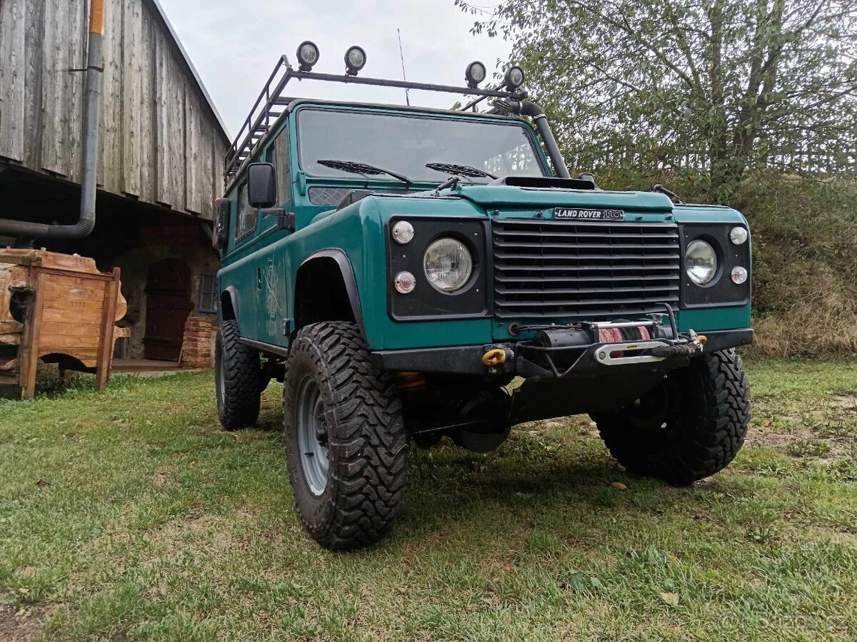 Land Rover Defender 110 offroad