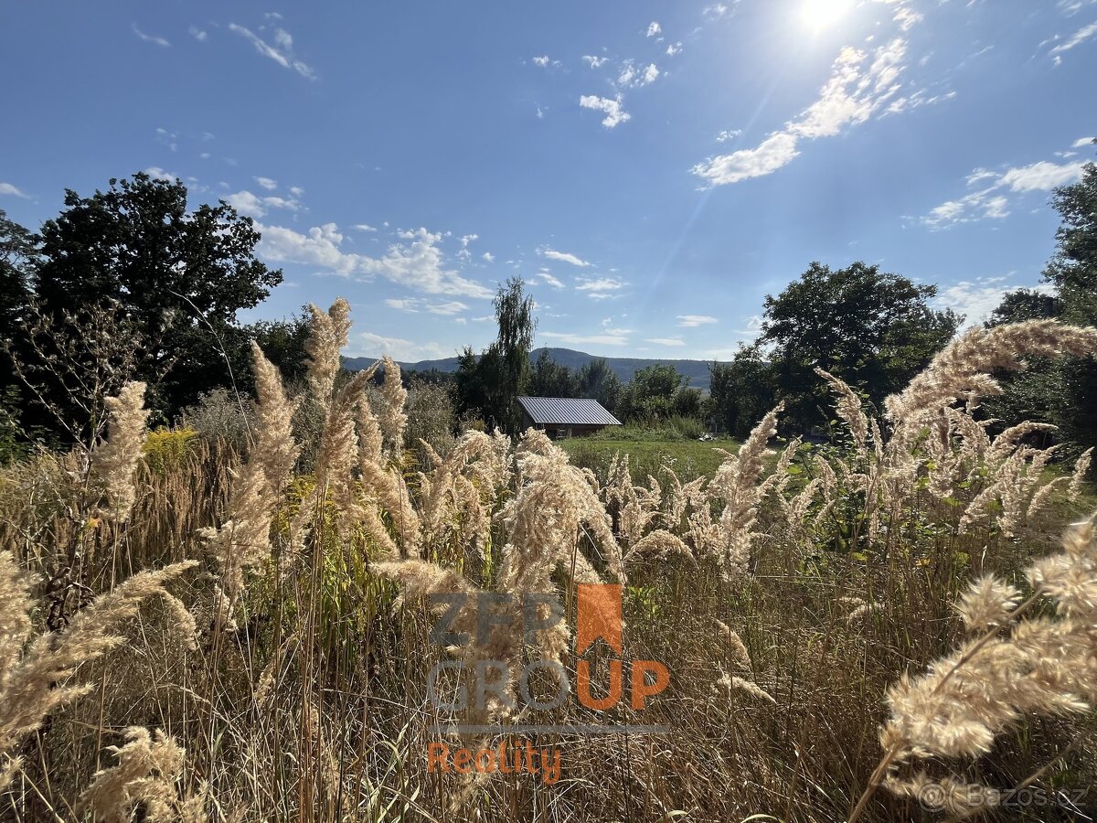 Prodej stavebního pozemku o rozloze 975 m2, Luková - Květná,